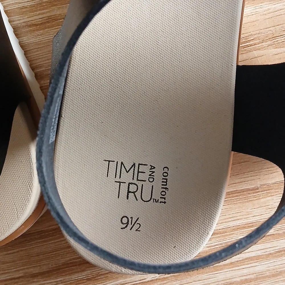 Time and Tru Women's 9.5 Comfort Sandal - Picture 9 of 10